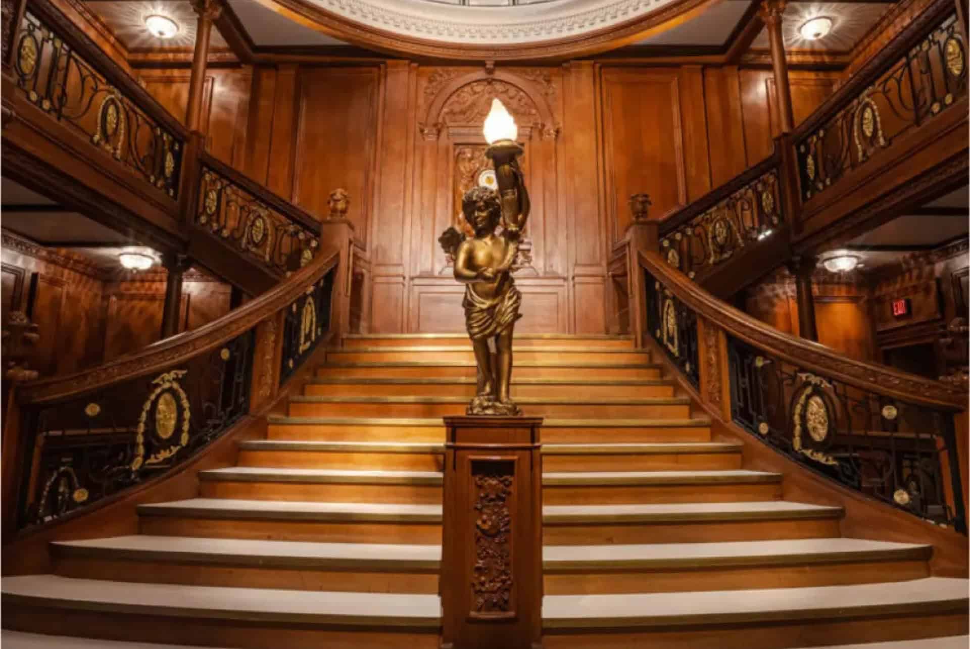 titanic - the artifact exhibition escaliers